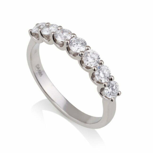 טבעת פס יהלומים עם שבעה יהלומים מזהב לבן