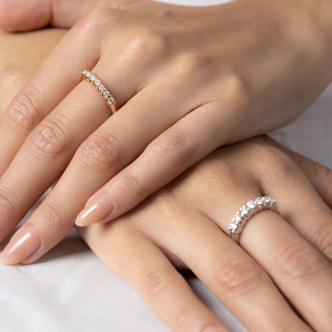 טבעת פס יהלומים עם שבעה יהלומים מזהב לבן