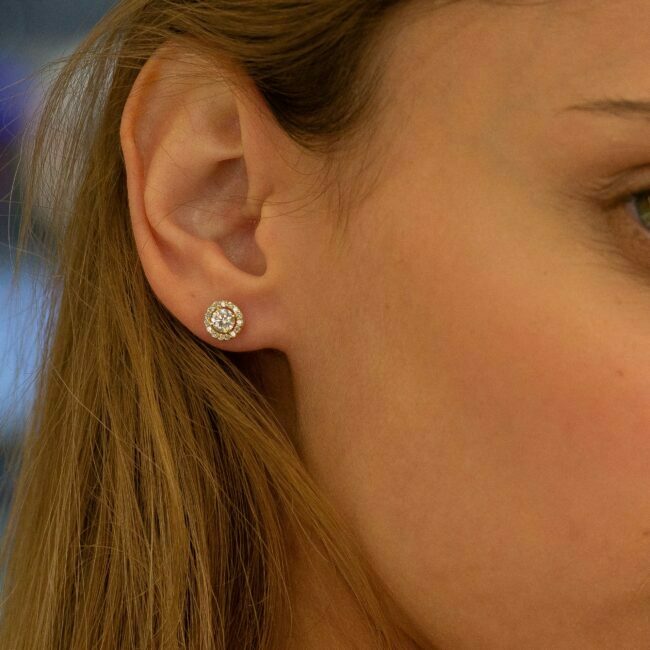 עגילי יוליה משובצים יהלומי מעבדה מזהב לבן