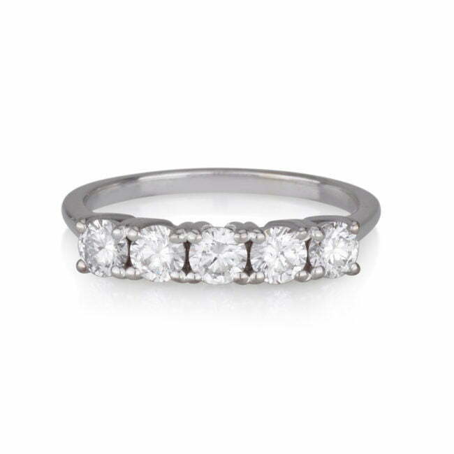 טבעת הילת הנסיכה משובצת חמישה יהלומים