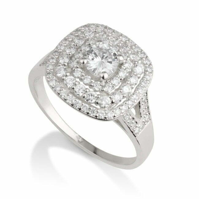 טבעת עם יהלום מרכזי ושלושה שורות של יהלומים בצדדים