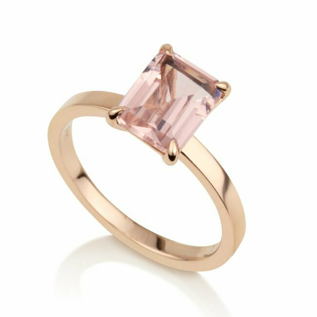 טבעת זהב עם אבן חן בצבע ירוק