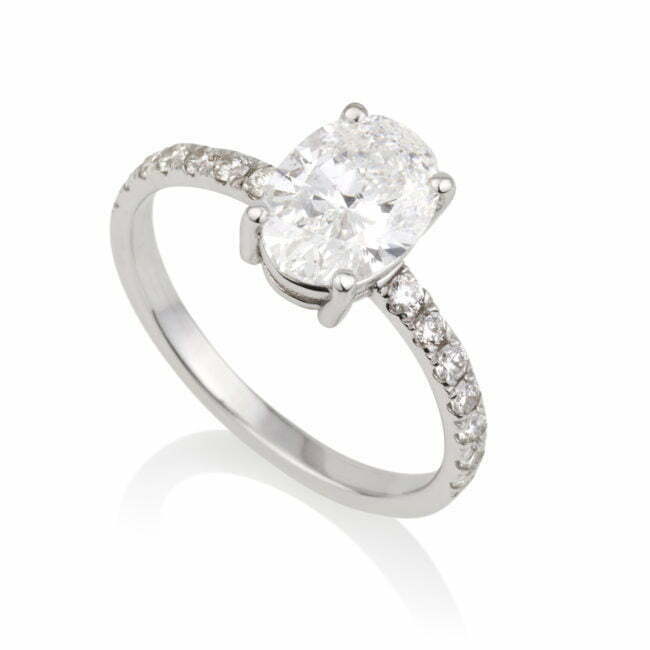 טבעת זהב לבן עם יהלום אובאלי