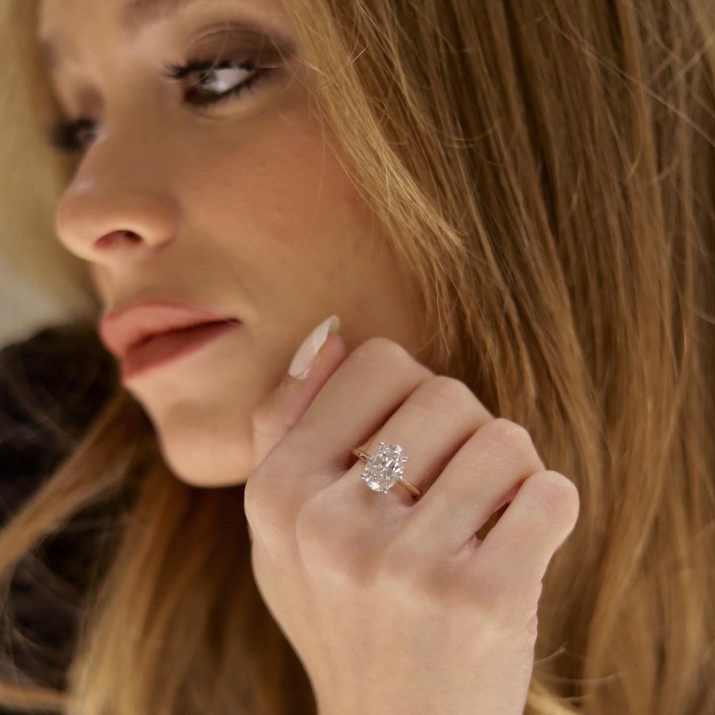 טבעת אובל עם יהלום יחיד מזהב לבן