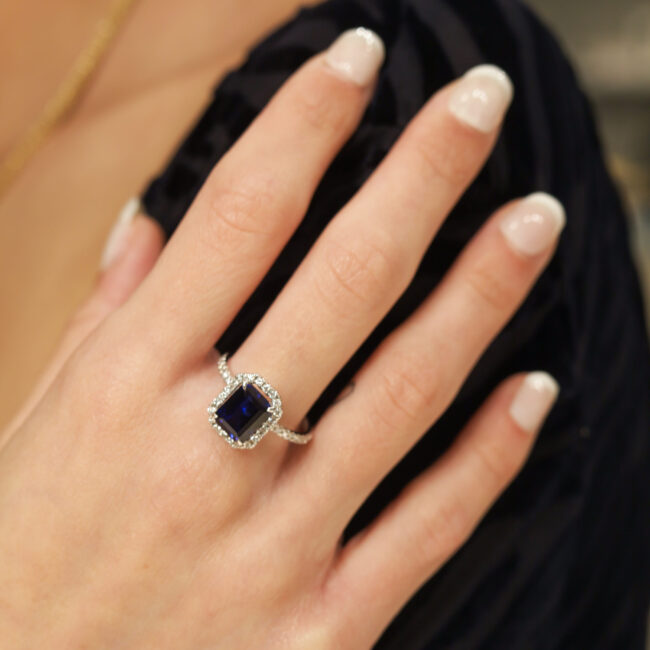 טבעת AMOR זהב לבן עם אבן חן ירוקה ויהלומים