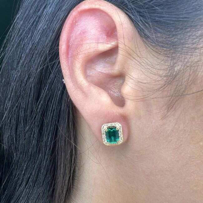 עגילי AMOR זהב לבן עם אבן חן ירוקה ויהלומים