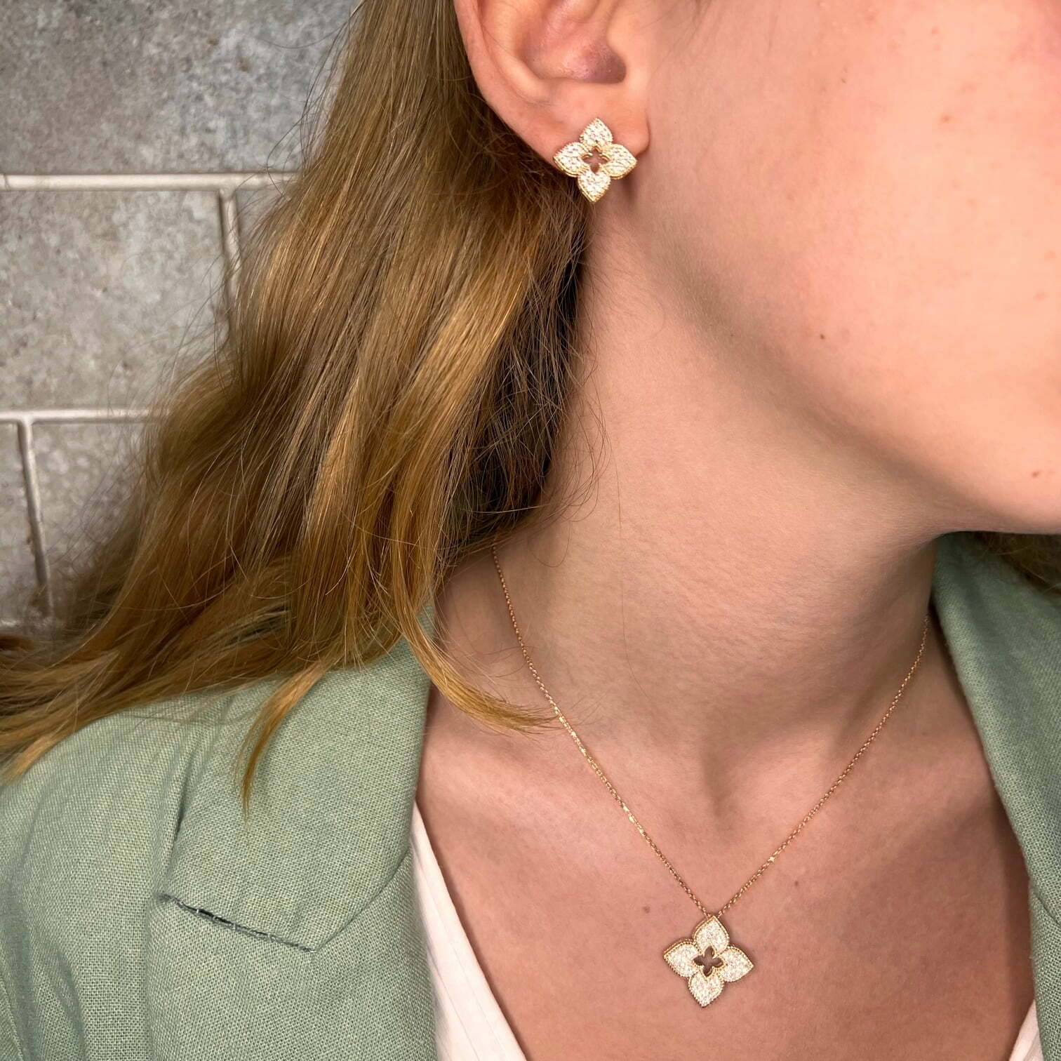 עגילי תלתן זהב לבן ויהלומים