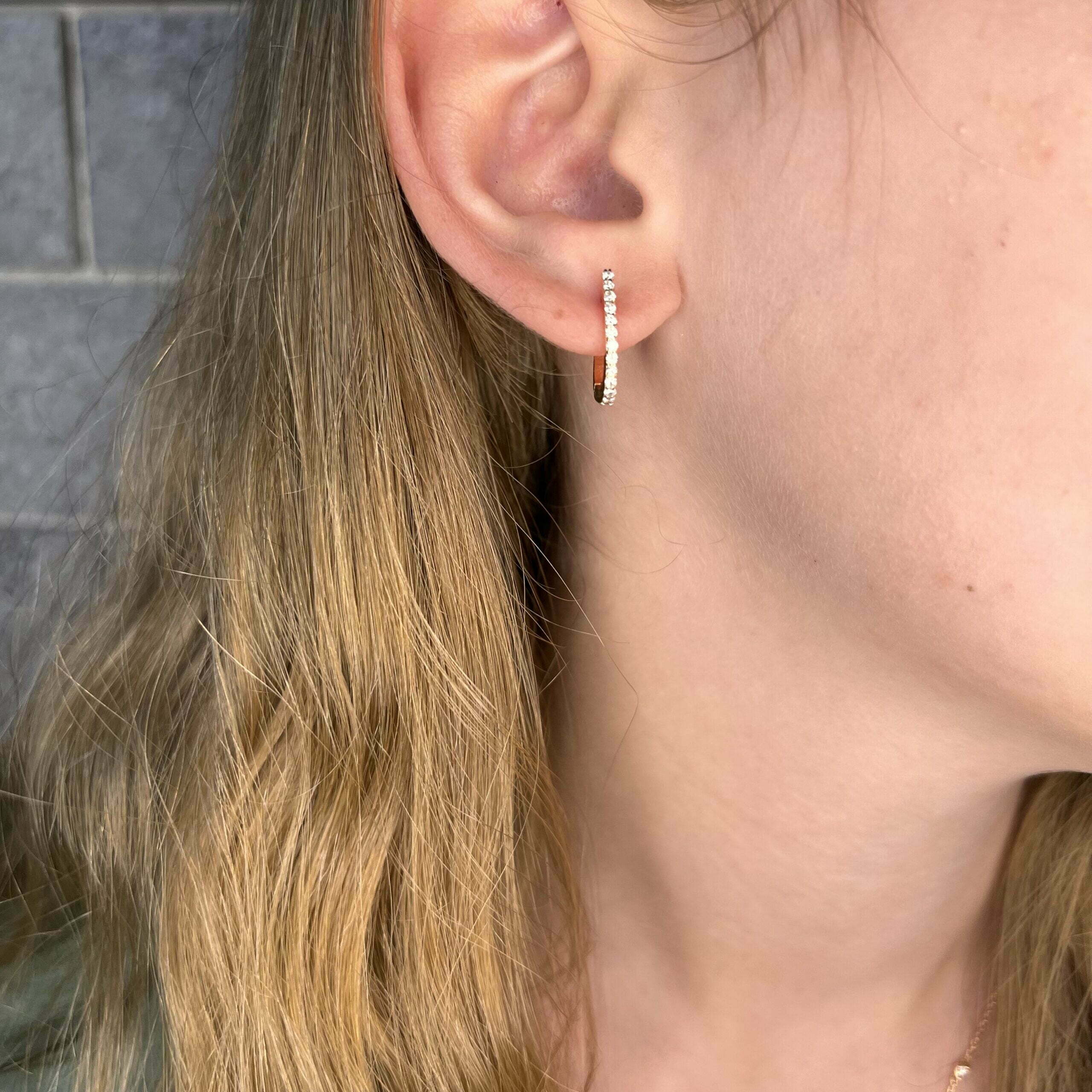 עגיל U זהב לבן עם יהלומים