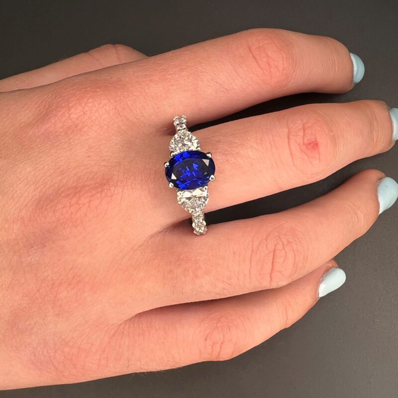 טבעת אובל לבבות יהלומים וספיר