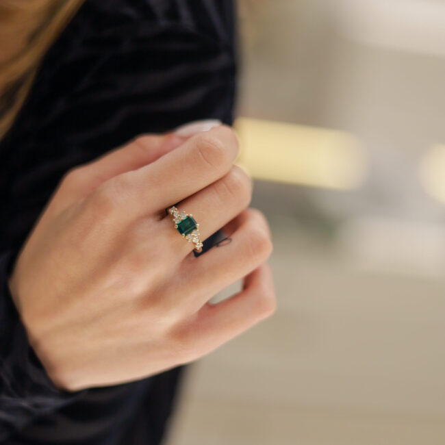 טבעת רות זהב לבן עם ספיר כחול