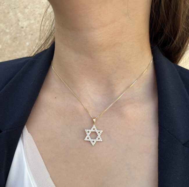שרשרת מגן דוד מזהב לבן משובצת יהלומים