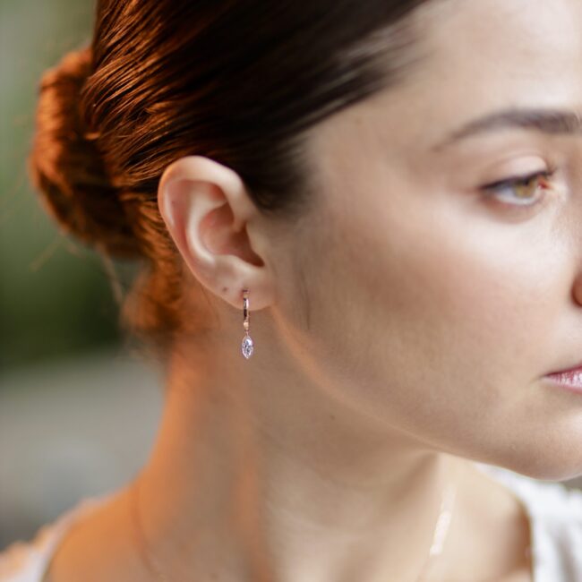 עגיל טיפה BEZEL מזהב אדום עם יהלום